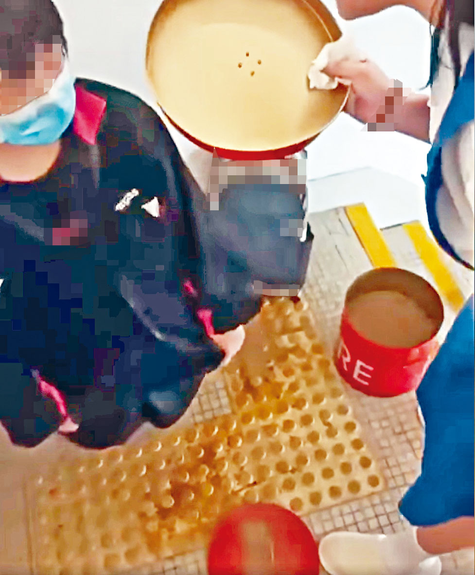 ■女生跪在地上，對方手持鐵蓋施襲。