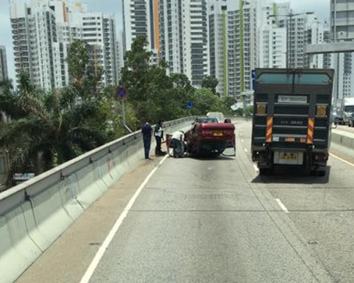 私家車遭貨車撞翻。 香港交通突發報料區FB/網民Lau Pak Hung圖