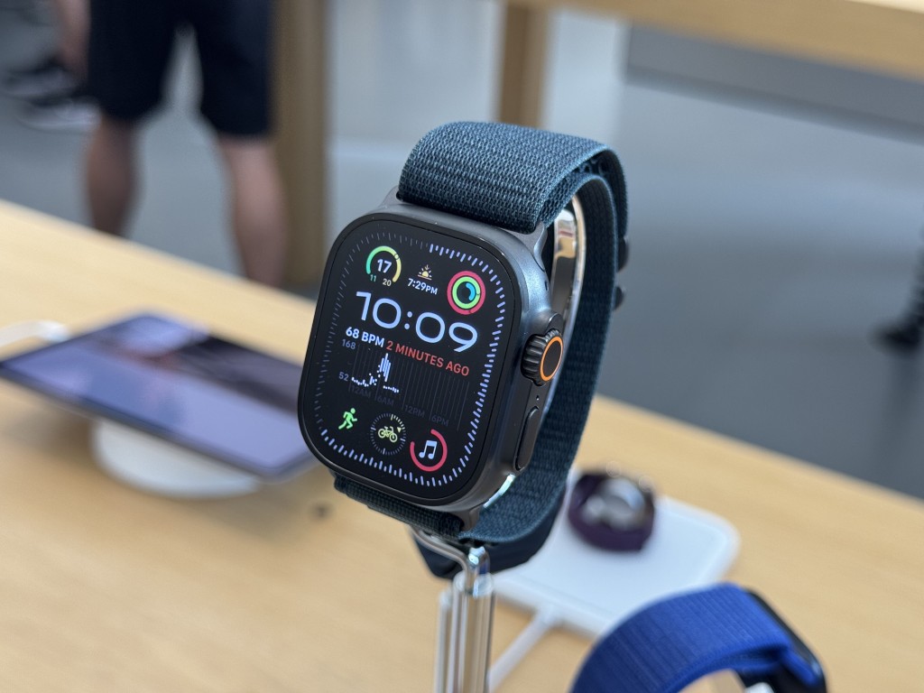 相隔一年，Apple Watch Ultra 2在原色以外，追加黑色表壳选择。售价：$6,399