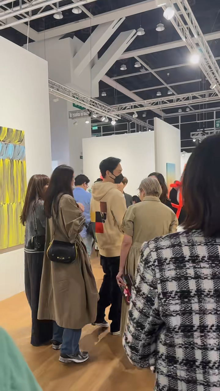 張智霖於會場中受粉絲簇擁。 張智霖於會場中受粉絲簇擁。