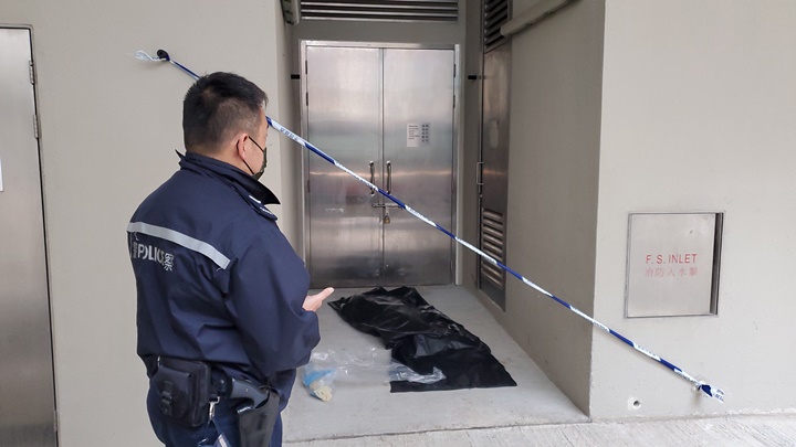 死者遺體移往地面等待抬屍。(蔡楚輝攝)