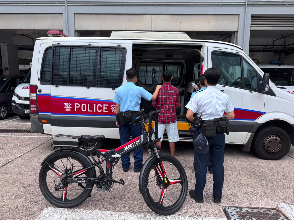 所有被捕人現正被扣留調查。 所有被捕人現正被扣留調查。