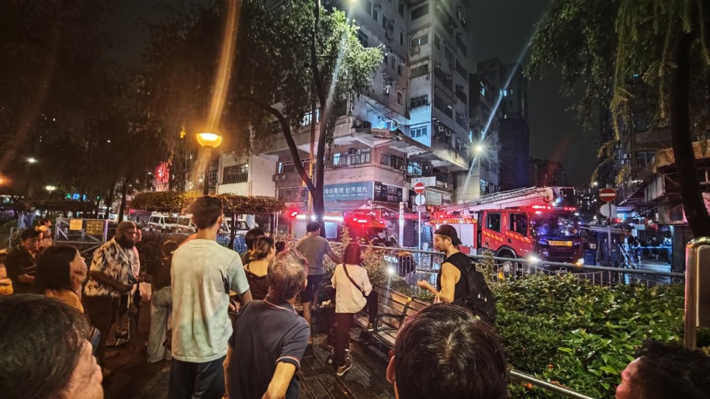 大批途人圍觀。