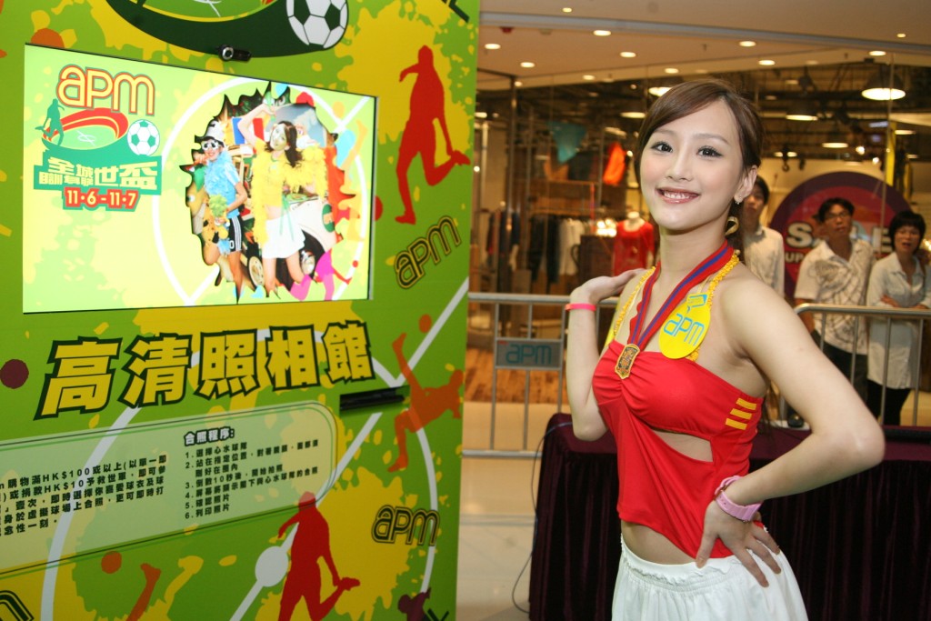 陈静2008年拍饮品广告成名。  ​