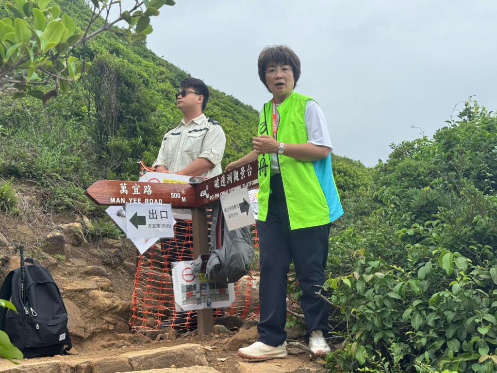 有不少遊客跨過漁護署的「危坡不可越欄」警告牌。方國珊FB 有不少遊客跨過漁護署的「危坡不可越欄」警告牌。方國珊FB