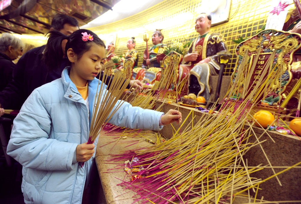 市民摄太岁祈福避凶。资料图片
