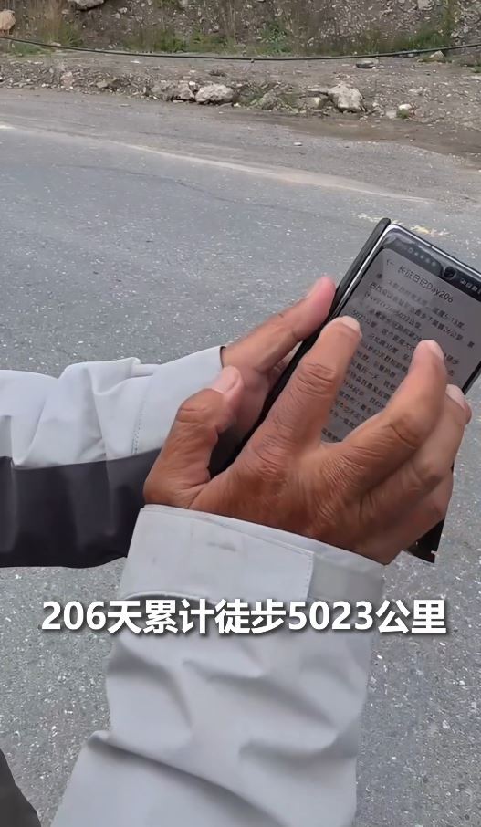 鄭鎮炎每日會紀錄他的長征路見聞。抖音