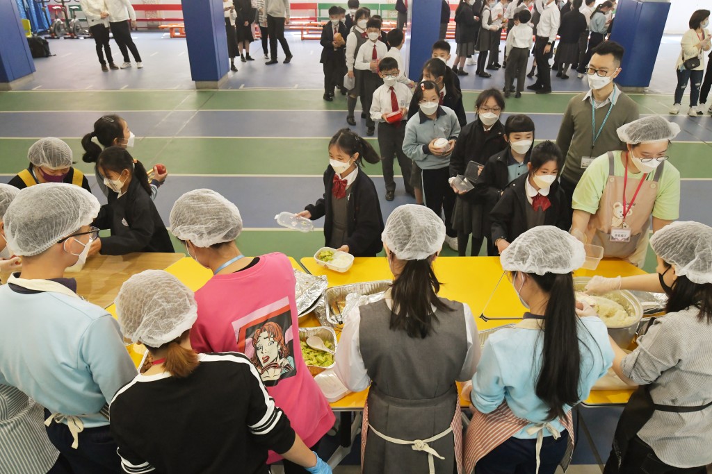 仁濟醫院趙曾學韞小學改為家長與師生共同做午餐。資料圖片