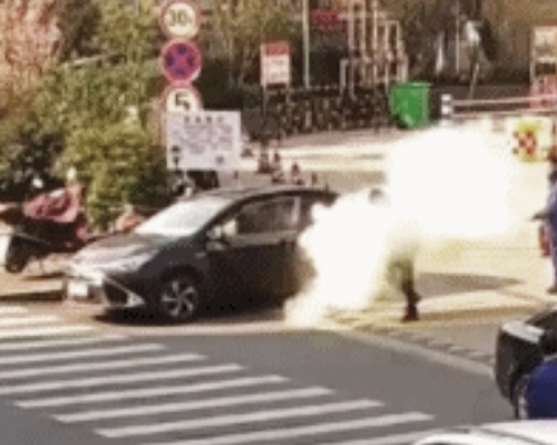 油站员工劝阻不果，随后，拿著灭火筒直接向李男身上狂喷。　影片截图