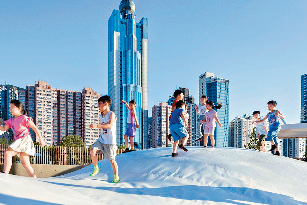 公園引進了全港公共空間首個雲朵形狀的戶外充氣遊樂設施「片片雲海」。