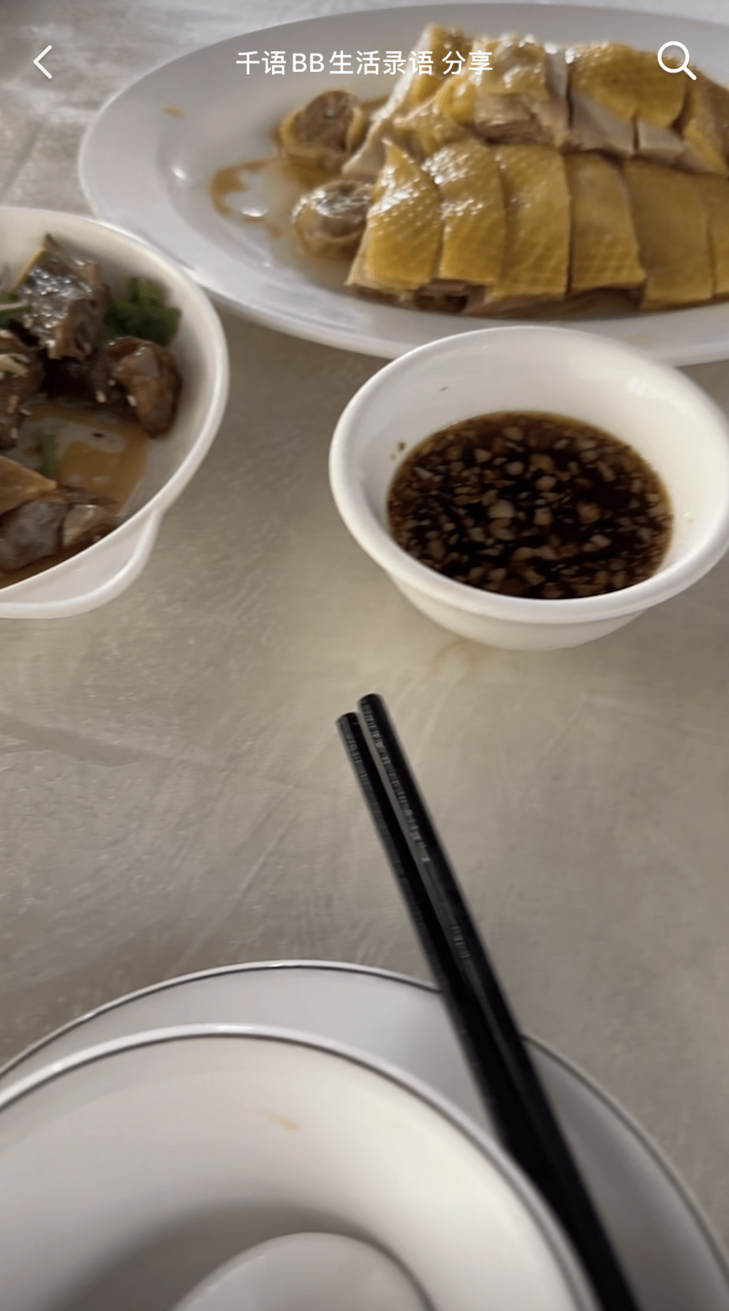 何太下午3時已返到陽江食飯，在粉絲群貼片報平安。