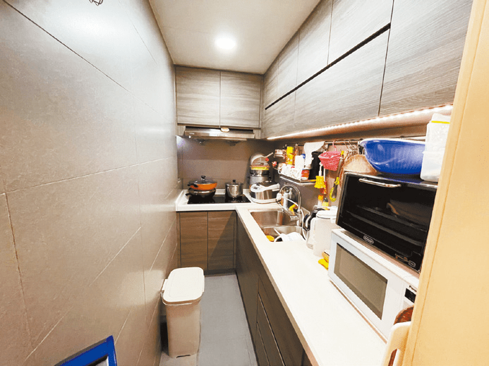 廚房開則修長，廚櫃保養得好，備有基本家電及煮食設備。