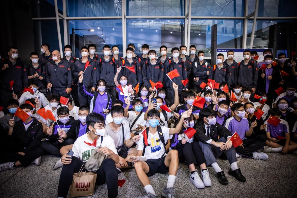 市民欢迎国家队。 香港篮球总会图片