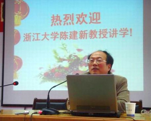 語文評卷組作文組組長的陳建新老師。(網圖)