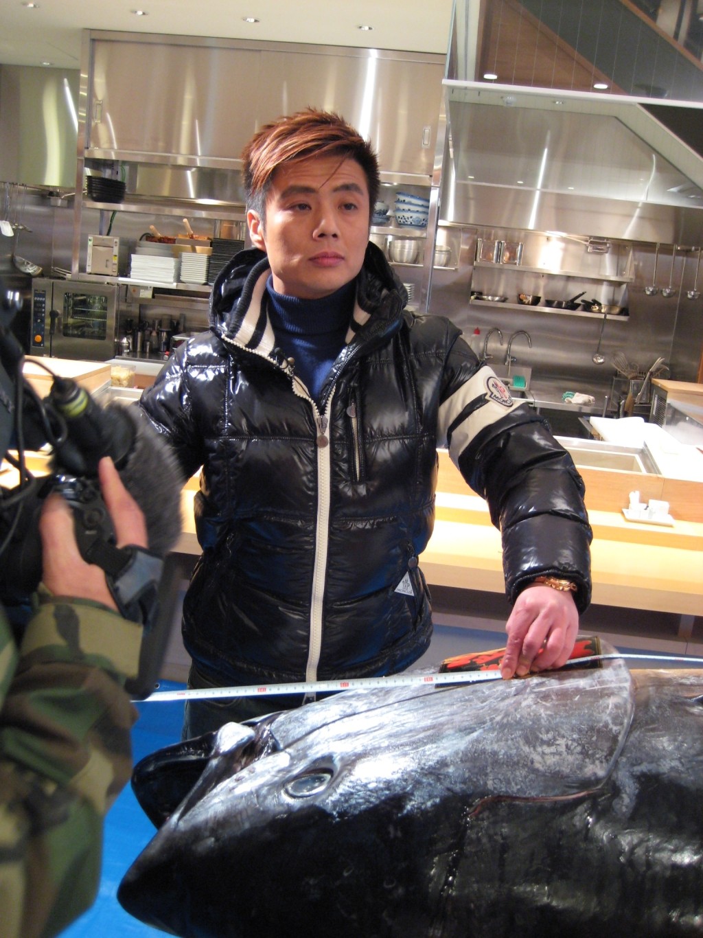 2008年1月郑威涛以43万港元，于筑地市场投得有「日本一」之称的蓝鳍吞拿鱼，成为香港第一人。