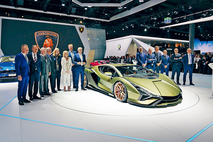 ●林宝坚尼全新Sian限量跑车真身初现，行政总裁Stefano Domenicali邀请多位准车主站台见证新车揭幕。这是全球首辆采用Supercapacitor超级电容混燃超跑，V12自然吸气引擎加上电马达，马力达819ps。全球限量63辆未推出已售罄，听闻当中有来自香港的买家！