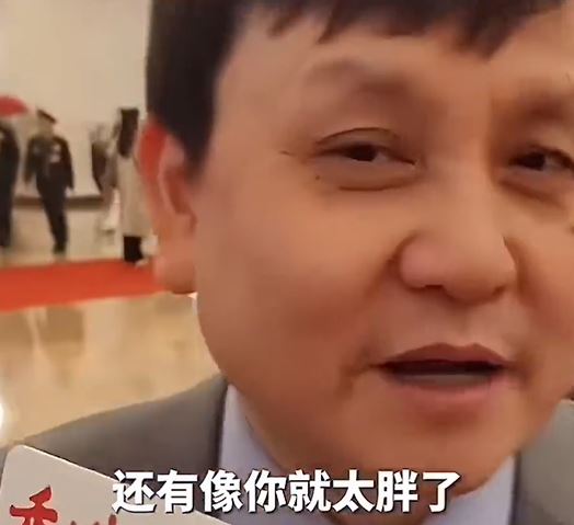 張文宏記者的肚子太大了。