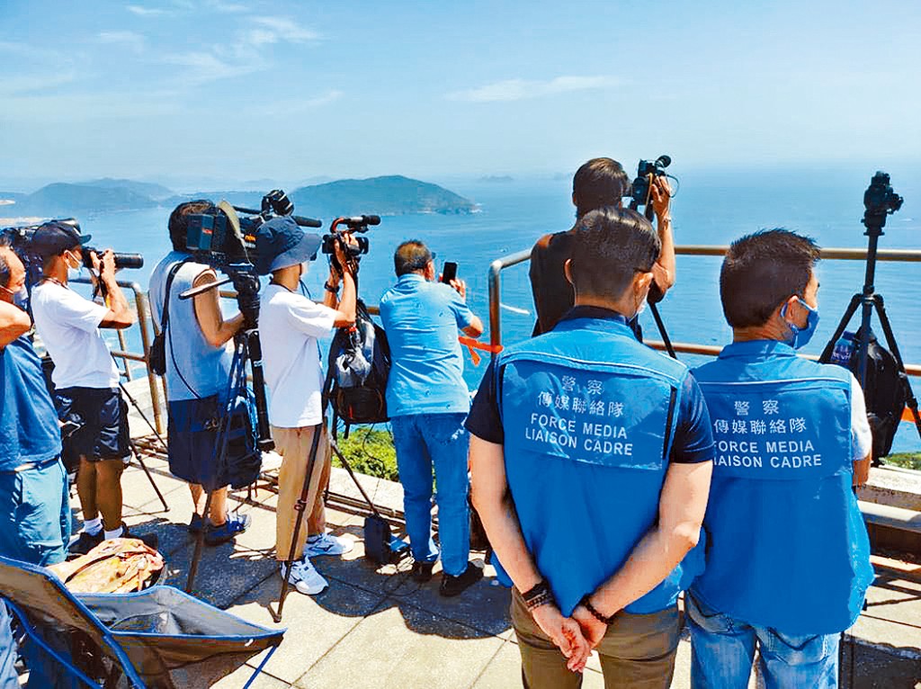 警察傳媒聯絡隊不時出動協助記者採訪。圖為2022年隊員協助傳媒採訪警方處理水雷的行動。