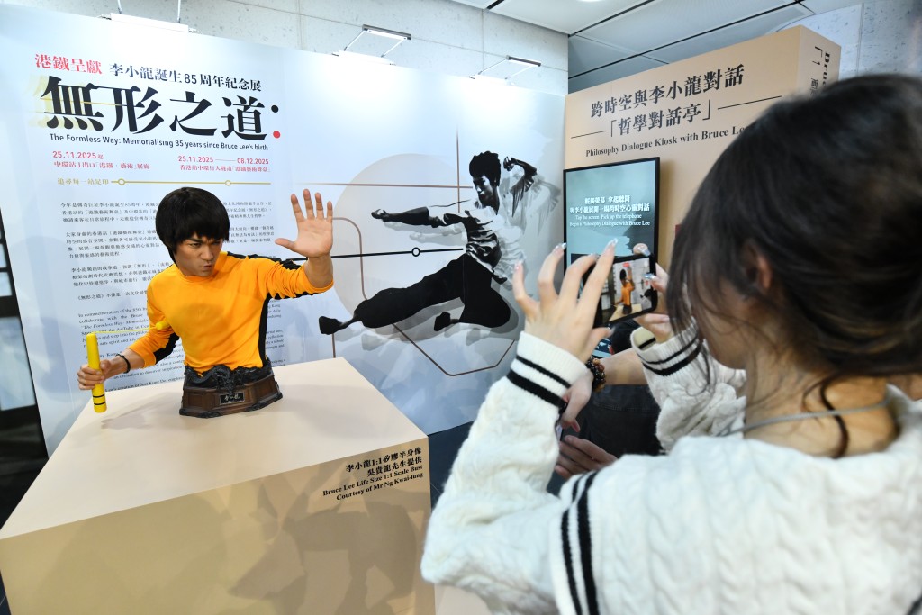 本地收藏家吳貴龍借出李小龍1:1彩色矽膠半身像。 本地收藏家吳貴龍借出李小龍1:1彩色矽膠半身像。