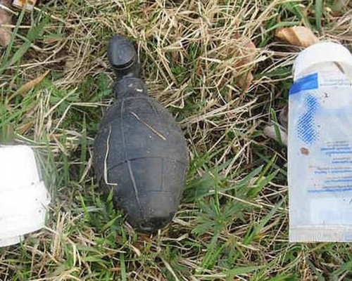 警方發現這袋「手榴彈」，袋子裡還有保險套和潤滑劑。