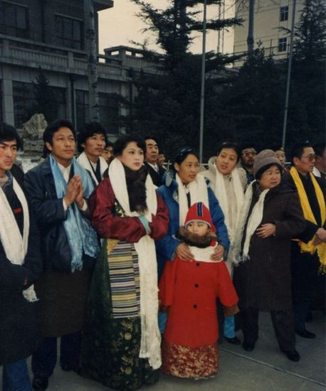 1989年1月9日，李潔(穿藏袍者)與女兒等送十世班禪離京赴藏參加活動，竟成永訣。