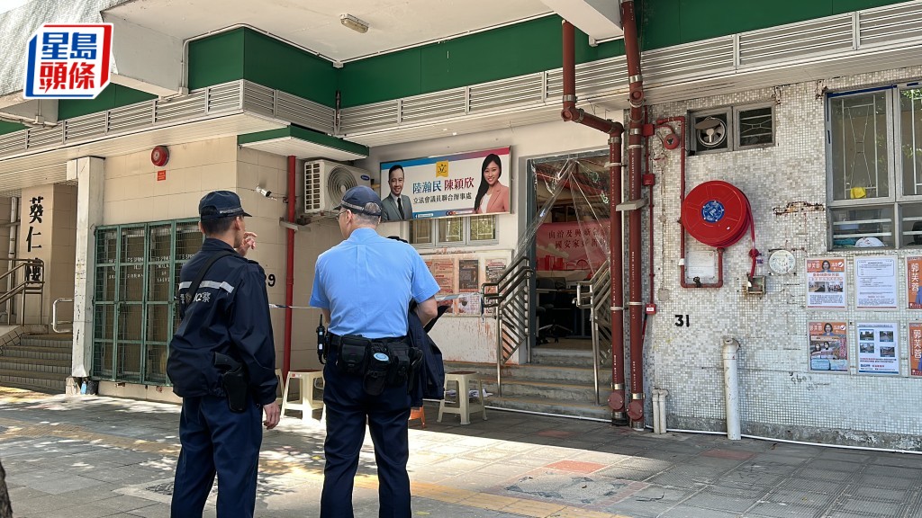 涉案的議員辦事處遭被告周鈺翔踢爛門鎖,周今日認罪,等候報告下月判刑。資料圖片