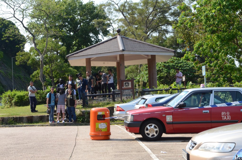 警方西頁大網仔截獲一輛的士,拘捕的士司機及人蛇。 歐陽光偉攝