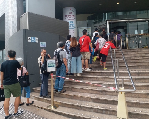 下午2時，排隊等候表格的市民多達約50人。
