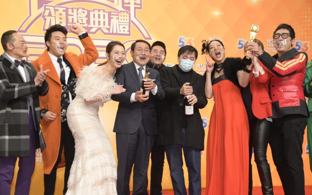 《爱‧回家之开心速递》领奖后兴奋相拥，工作人员即提示众人散开。
