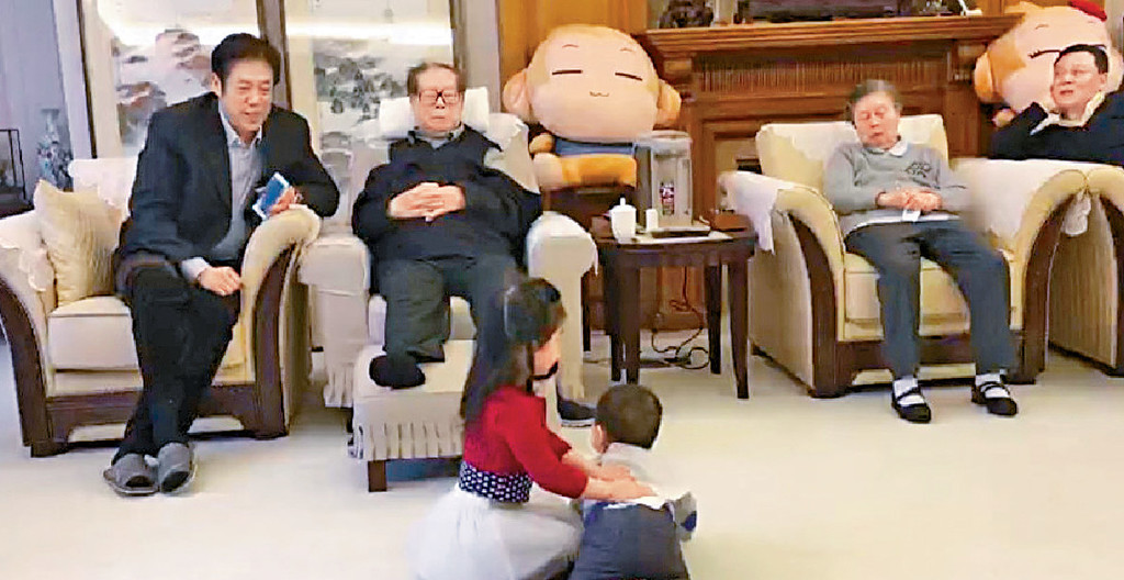 ■江澤民（左二）和夫人王冶坪（右二）坐在沙發，江旁邊坐着前上海市政協主席吳志明，王旁邊則是次子江綿康。