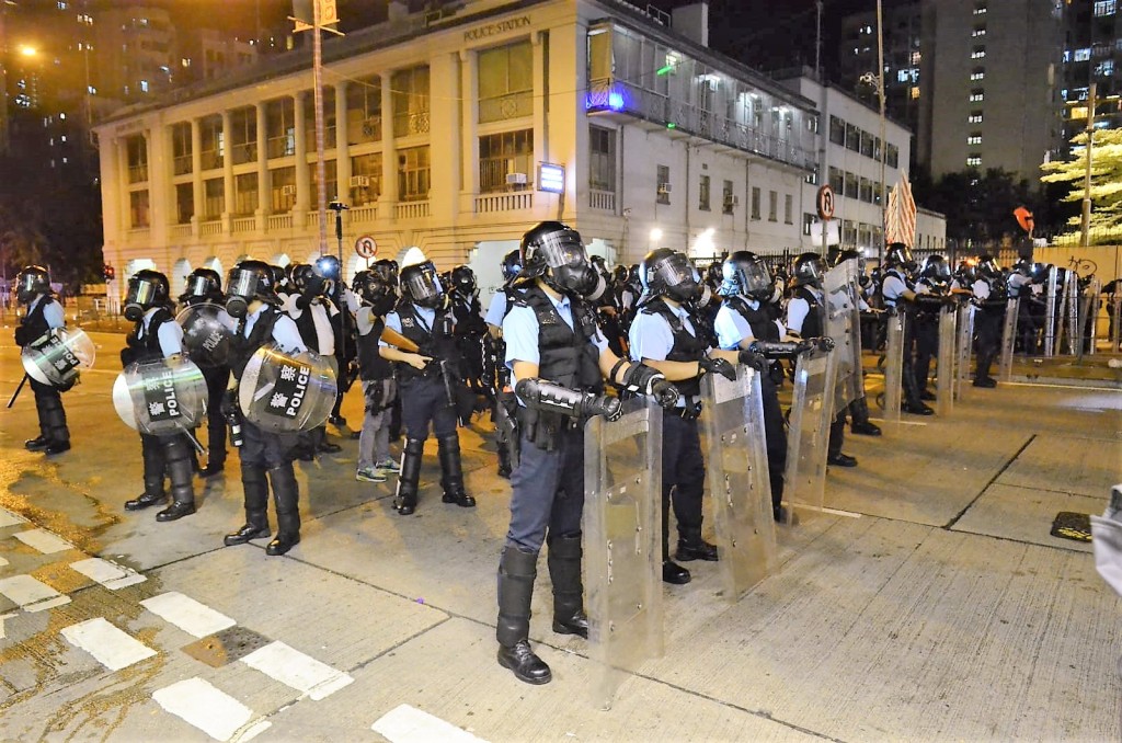 警員在深水埗警署外佈防。
