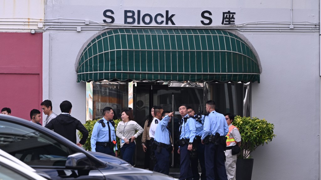 大批警員搜捕疑犯。