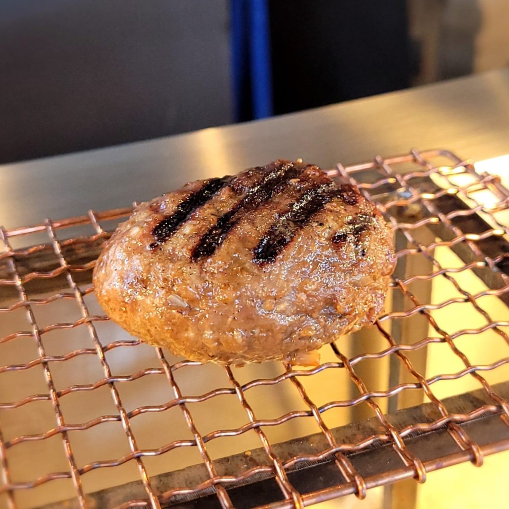 原装版「挽肉と米」以新鲜炭火现烤汉堡扒配搭新鲜米饭驰名