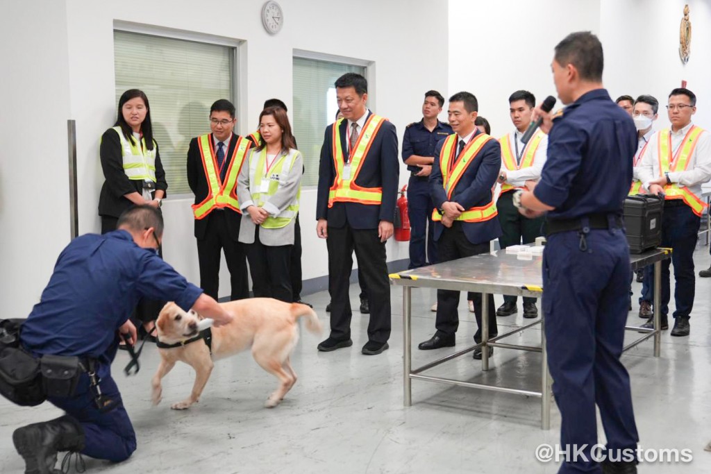 代表團在香港機場管理局人員安排下參觀香港國際機場設施。 代表團在香港機場管理局人員安排下參觀香港國際機場設施。