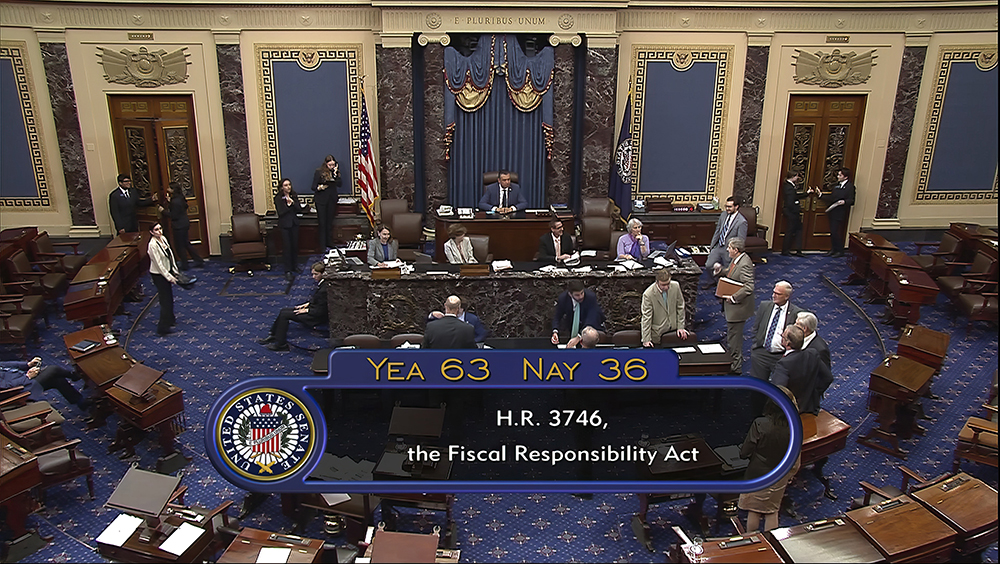參議院以 63 票對 36 票通過法案。AP