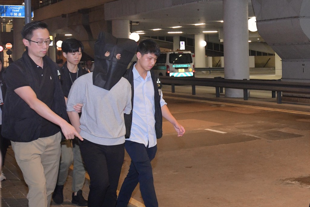 两名于澳门落网的港人今日被递解出境，下午乘船返抵香港后被警方拘捕。欧乐年摄