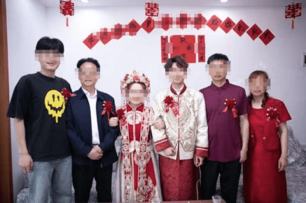 尹霞婚禮出席的「家人」全是演員。瀟湘晨報