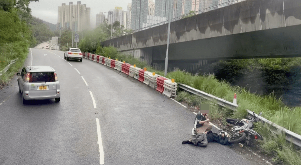 私家車司機照顧傷者,並等待救援人員到場。 私家車司機照顧傷者,並等待救援人員到場。