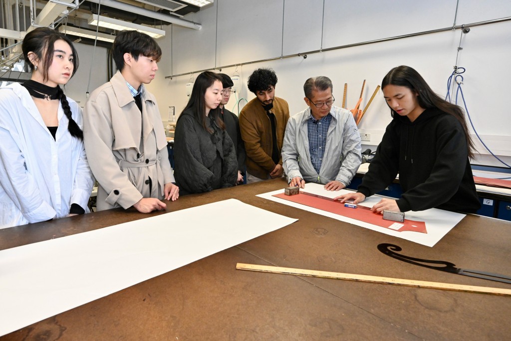 在同學們的指導和協助下， 陳茂波嘗試了畫紙樣、裁剪及縫紉等的製衣工序。 陳茂波網誌圖片