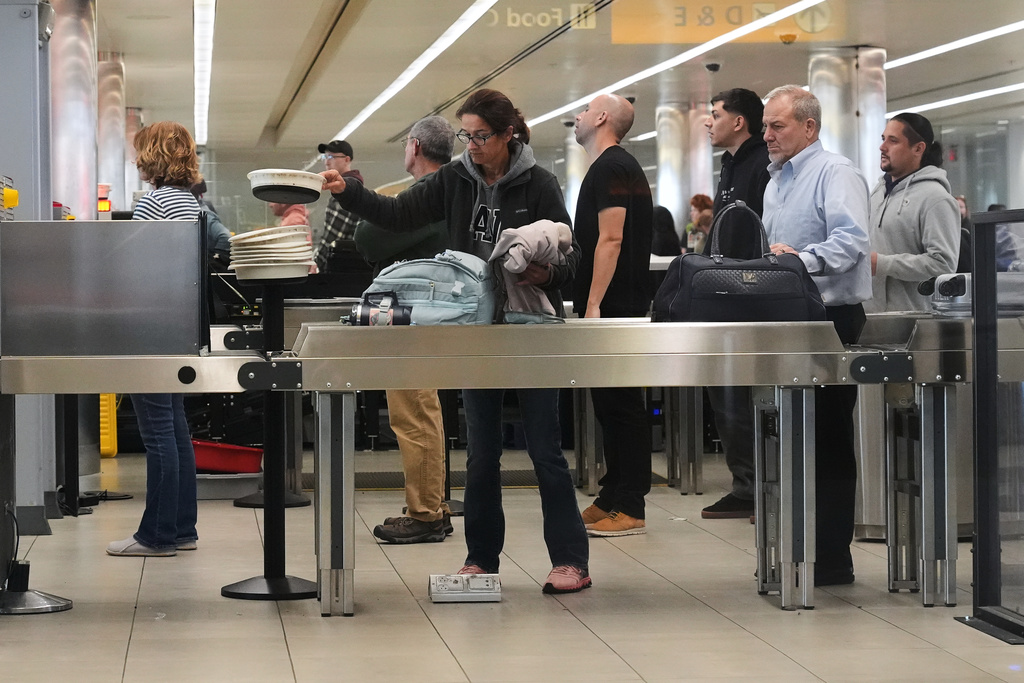 政府停擺導致超過1700班航班延誤甚至取消。美聯社