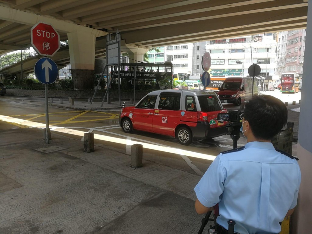 行動中,警方共拖走9輛造成嚴重阻塞的違泊車輛。圖:警方提供