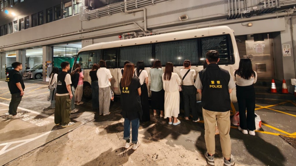 鄧炳強強調,入境處及警務處會持續嚴厲打擊與非法勞工相關的罪行,並視乎行動需要、風險評估及其他考慮因素,靈活調配足夠人手。 鄧炳強強調,入境處及警務處會持續嚴厲打擊與非法勞工相關的罪行,並視乎行動需要、風險評估及其他考慮因素,靈活調配足夠人手。