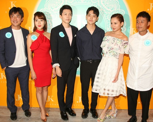 麥子樂等人出席餐廳周年活動。