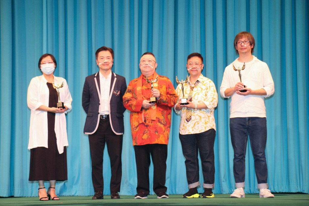 電影《通靈師》去年於洛杉磯國際電影節榮獲「最佳記錄片大獎」,李居明及幕後團隊於台上進行領獎儀式。