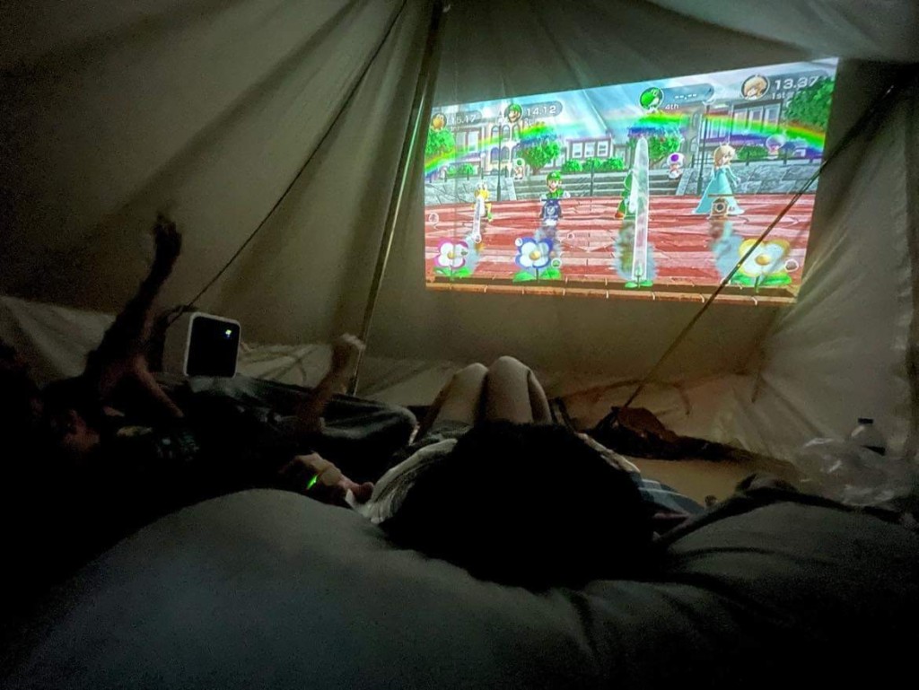 印第安營內可以自製大螢光幕打電動。