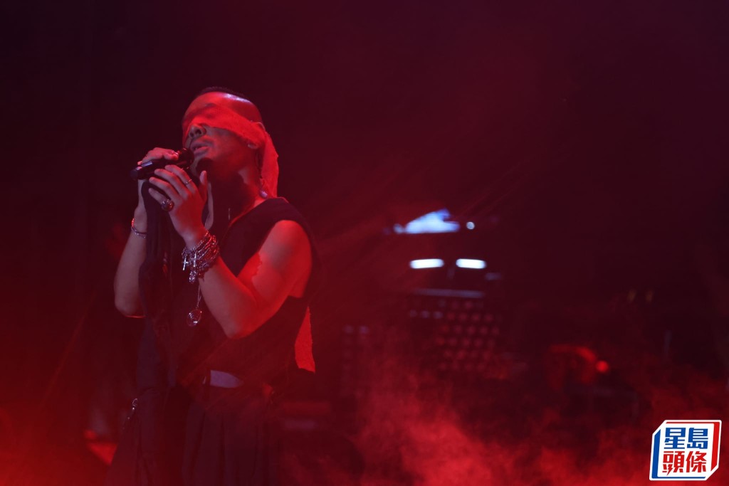 演唱会上麦浚龙戴上眼罩冒眼唱歌，之后又边唱边拿着数码相机拍低观众的反应。