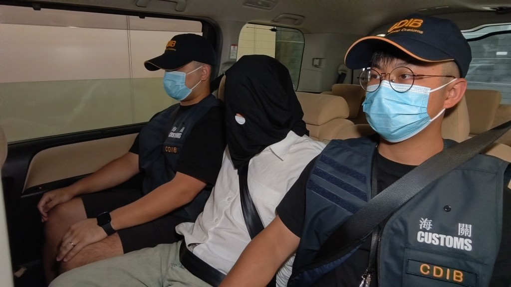 被捕男子為印尼籍,持「行街紙」,報稱無業。黃文威攝 被捕男子為印尼籍,持「行街紙」,報稱無業。黃文威攝