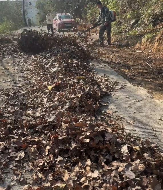韶關大竹山村村民花了9天沖洗20公里道路，歡迎遊子回家過年。抖音＠遼思河