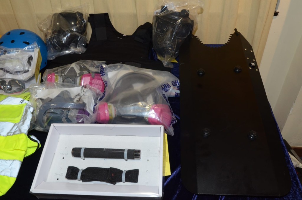 警方于旺角「桔梗」店内发现头盔、防毒面具、伸缩警棍、盾牌等。