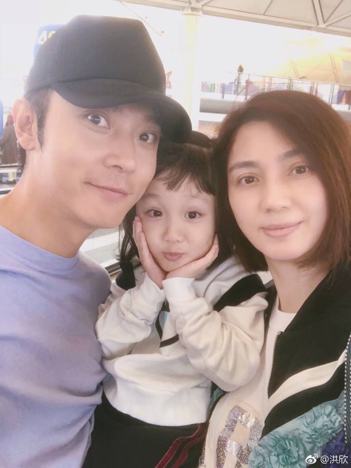 洪欣于社交网站上载了一家三口的贴头合照。网图